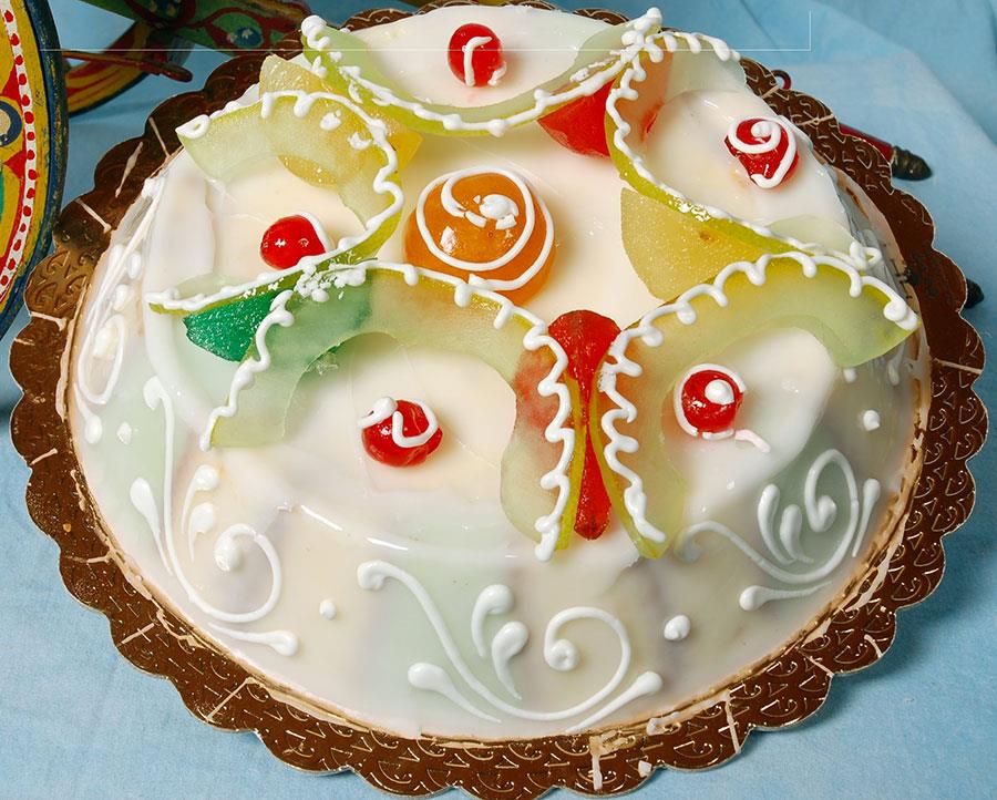 Xuất thân từ vùng Sicily của Ý, Cassata sơ khai có dạng hình tròn với các lớp bánh bao gồm: lớp bánh xốp được làm ẩm với nước ép trái cây hoặc rượu mùi, lớp phô mai ricotta, kẹo mềm, trái cây khô và sô cô la. Sau đó, hỗn hợp marzipan gồm đường và bột hạnh nhân được trộn lại nhằm tạo lớp vở mềm và mát lịm cho cassata, đồng thời bánh sẽ được trang trí tinh tế bằng những loại hoa quả tươi ngon bên trên.