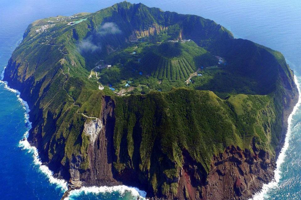 Ngôi làng đặc biệt này thuộc hòn đảo Aogashima cách Tokyo,  Nhật Bản khoảng hơn 350 km, nằm biệt lập với khoảng 200 cư dân sinh sống. Hòn đảo này cũng chính là một miệng núi lửa khổng lồ và vẫn được coi là đang hoạt động ở loại C mặc dù người ta chỉ thấy nó phun trào lần cuối vào những năm 1780. Người dân sống tại đây đã cùng nhau xây dựng một thị trấn nhỏ bên trong những vách đá dựng đứng của miệng núi lửa với khá đầy đủ mọi tiện nghi sinh hoạt. Hơi nước được tạo bởi núi lửa cung cấp một hệ thống sưởi miễn phí, nước nóng và nhiệt lượng để nấu ăn cho tất cả cư dân trên đảo. Phương tiện duy nhất gắn kết người dân trên đảo với đất liền là máy bay trực thăng.